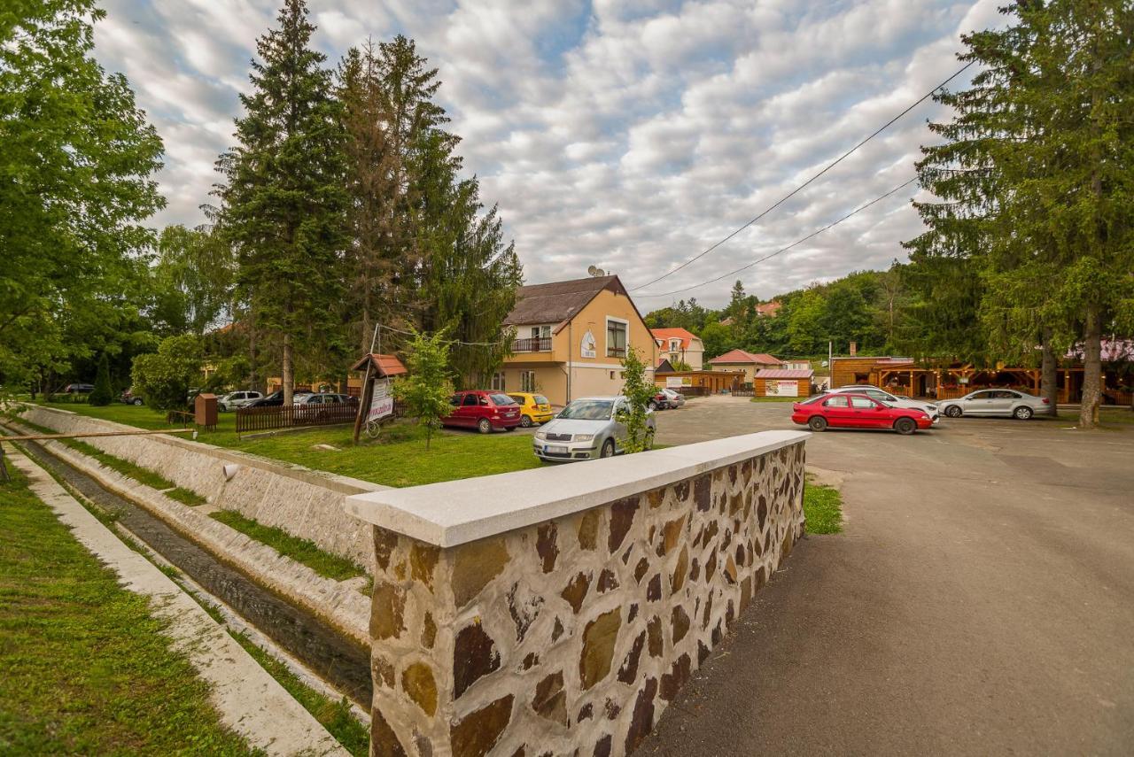 Lipicai Ifjusagi Szallo Szilvásvárad Exteriör bild